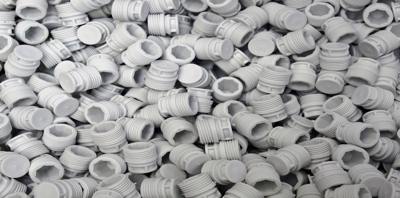 Color mismatch between plastic packaging caps from the same production batch.
